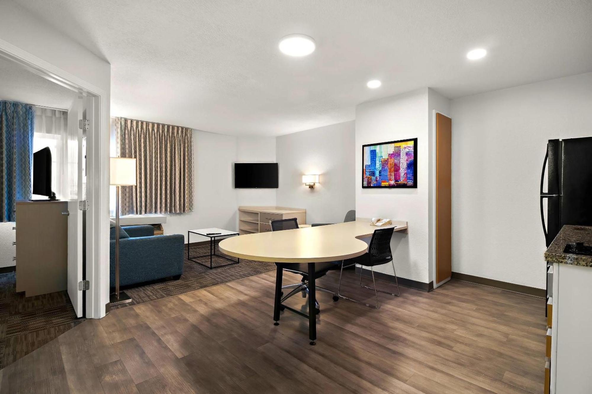 4 Smart Hotels Near Audubon Center for Birds of Prey Worth Booking
