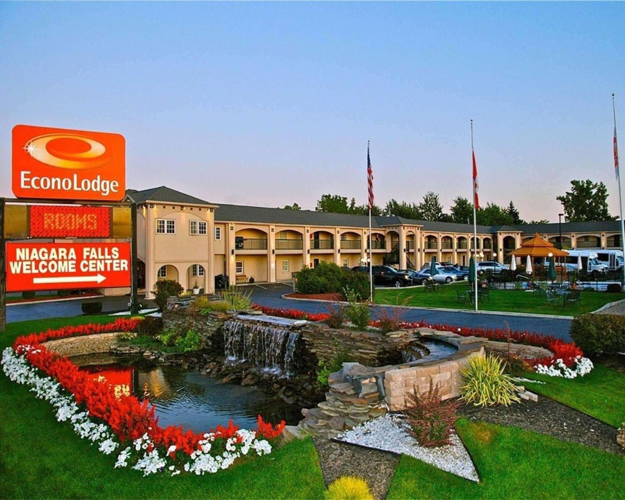 Staying Near Polly King Art Gallery: 6 Airport Hotels Compared