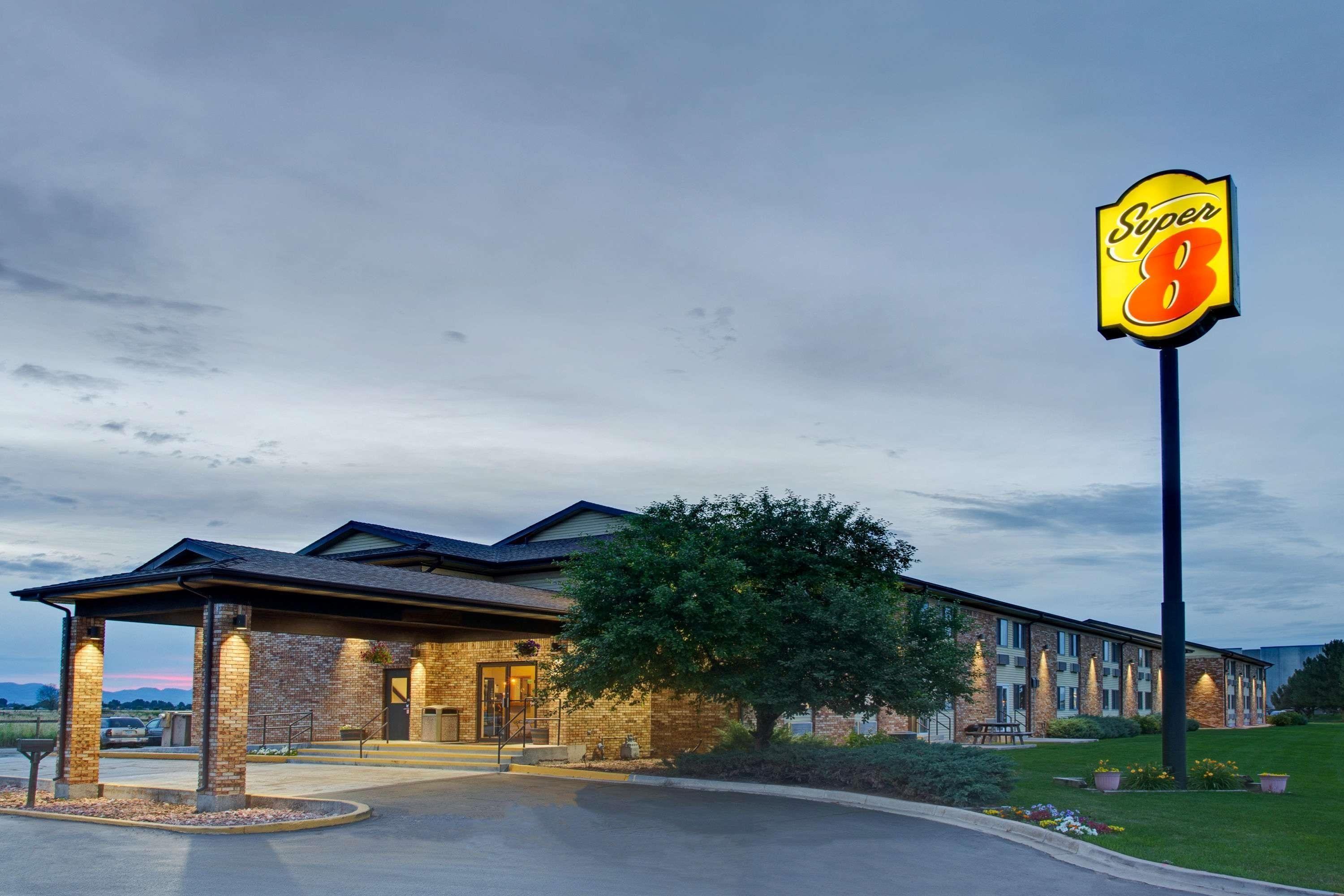 4 Budget Hotels Near Spartan School of Aeronautics That Deliver