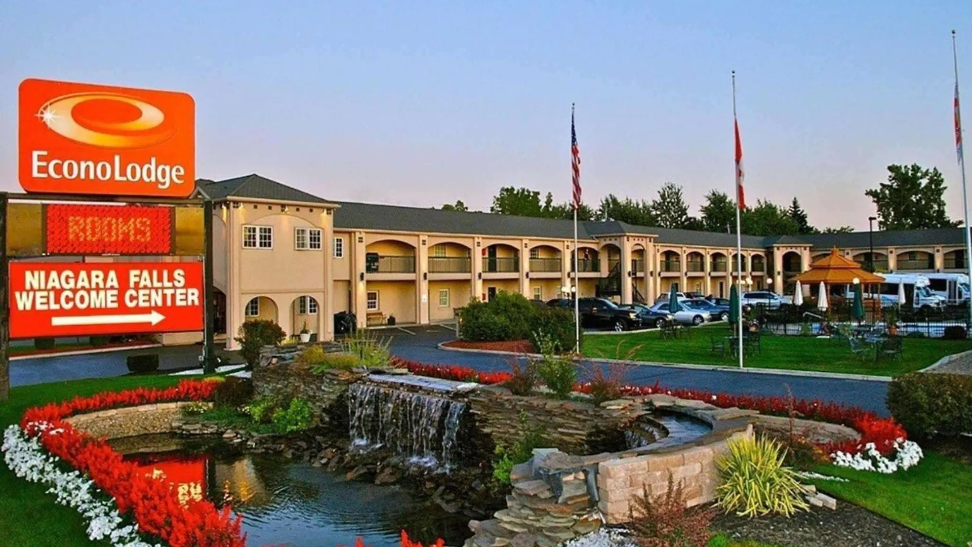 Staying Near Polly King Art Gallery: 6 Airport Hotels Compared