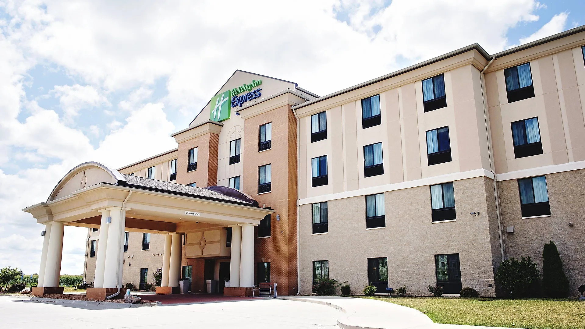 Staying Near Des Moines Playhouse: 4 Business Hotels Compared
