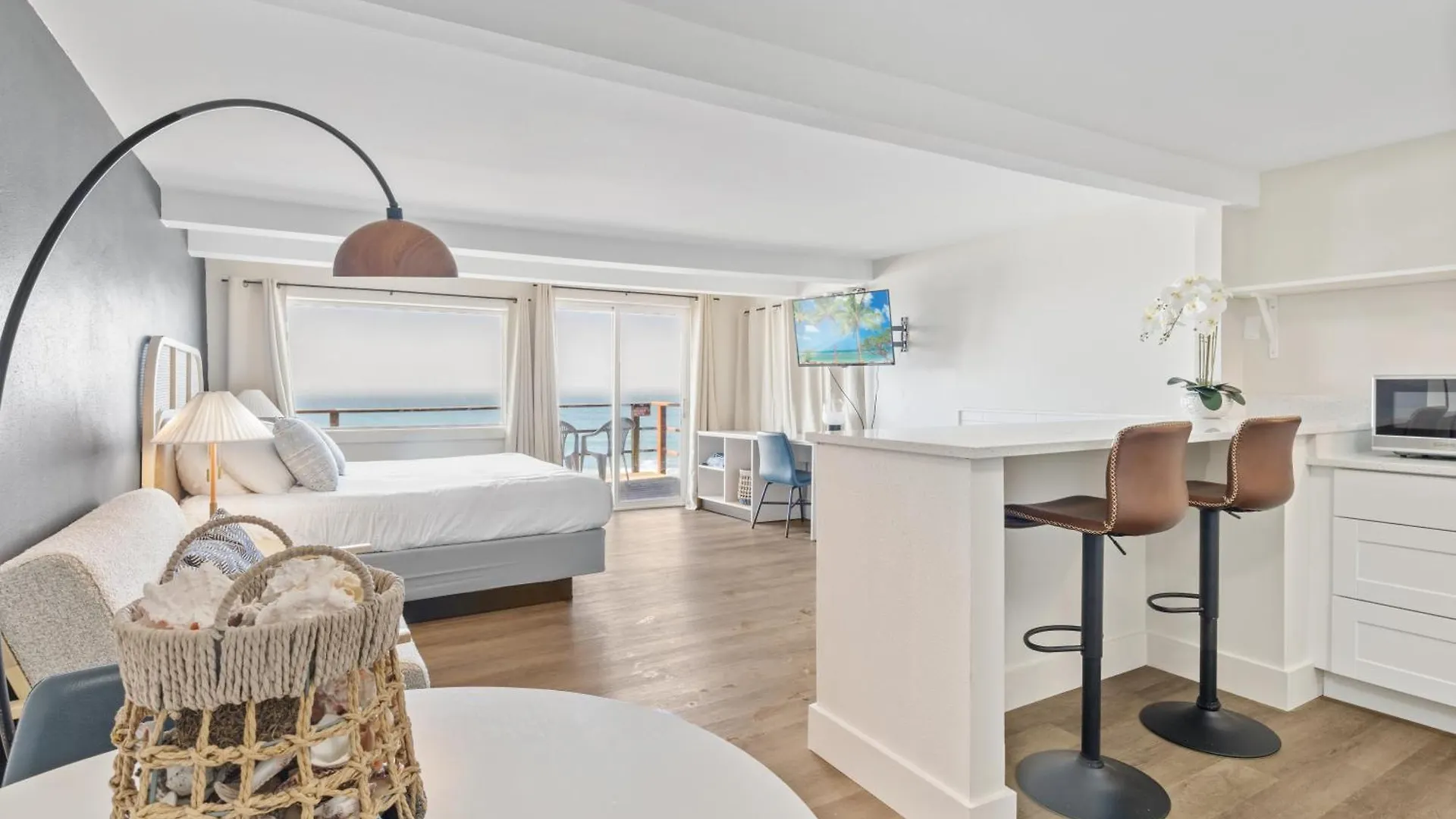 4 Couple Hotels Near Taft Park for an Oregon Coast Escape