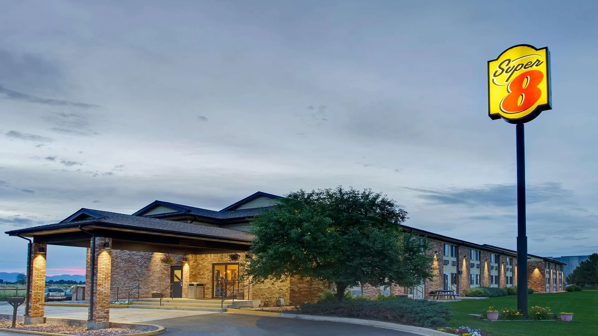 4 Budget Hotels Near Spartan School of Aeronautics That Deliver