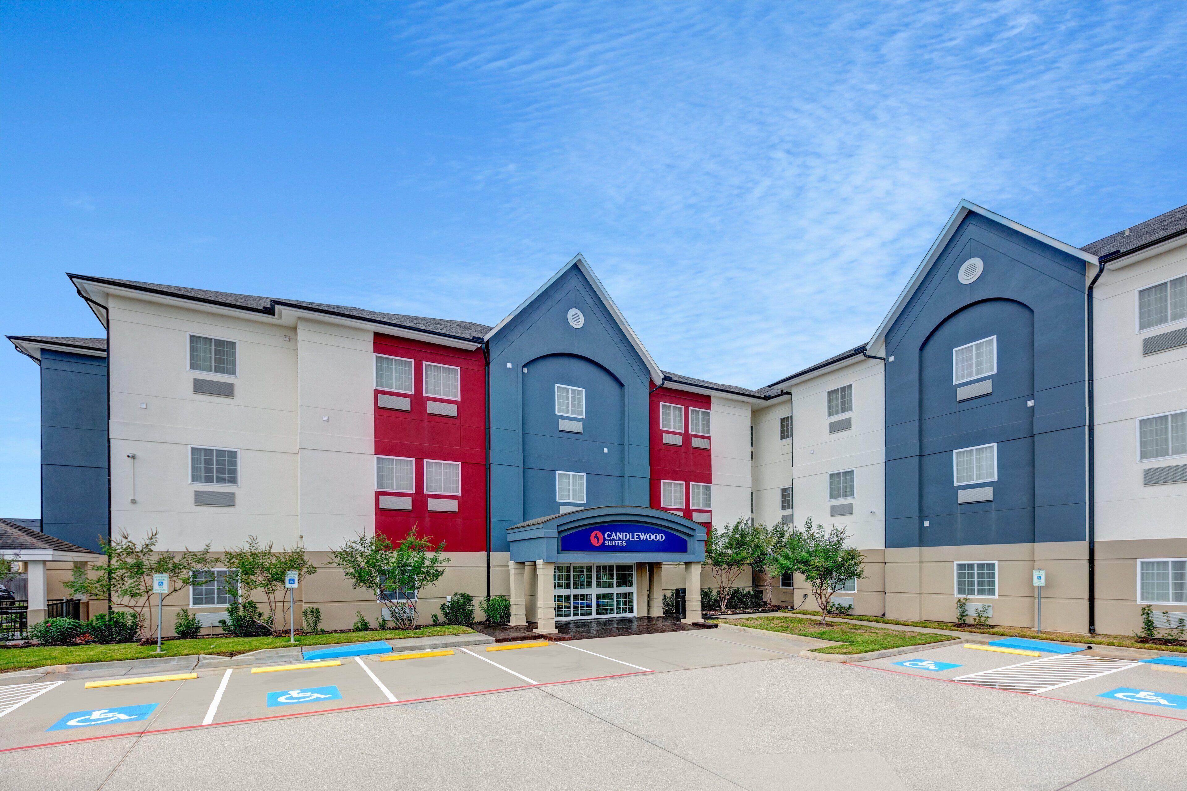 4 Hotels Close to Mac Lean Park That Deliver Real Value